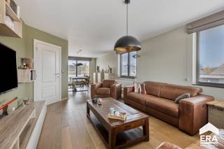 Prachtig ruim (174m2) appartement te koop in Lommel.Luxe afwerking! * Lichtrijke leefruimte met parketvloer en toegang tot groot (45m2) zuidelijke...