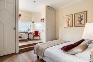 ALBERT stelt voor...een imposante, uniek gelegen villa vlakbij de zee en het strand van Westende. Dit uiterst charmante gebouw ligt in een...