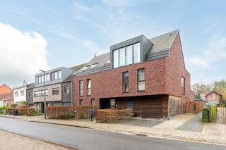 Gelegen in het gegeerde Mariaburg, bevindt zich dit modern en tot in de puntjes afgewerkt gelijkvloers appartement (bouwjaar 2020).<br /><br />Bij het binnenkomen valt meteen de kwalitatieve afwerking op. De inkomhal met vestiaire gaat naadloos over in een lichtrijke leefruimte waar maatwerk en strakke lijnen zorgen voor een rustig en coherent geheel. De geïntegreerde kastenwand biedt niet alleen extra opbergruimte, maar versterkt ook het architecturale karakter van het appartement.<br /><br />De open keuken met eiland vormt een echte eyecatcher en is volledig uitgerust met hoogwaardige toestellen, perfect voor gezellige avonden met vrienden en familie.<br /><br />Het appartement beschikt over een volwaardige master bedroom met ingemaakte kasten en een tweede kamer die perfect dienst kan doen als kinderkamer of bureau, eveneens voorzien van maatkasten. De badkamer is ruim en comfortabel ingericht met een ligbad, inloopdouche en een dubbel lavabomeubel.<br /><br />Via de leefruimte heb je directe toegang tot het zonnige terras en de privatieve zuidgerichte tuin, wat zorgt voor maximale lichtinval en een aangename buitenbeleving doorheen de dag. Op het terras is bovendien een automatische zonneluifel voorzien, waardoor je op elk moment comfortabel buiten kan zitten. De aanwezigheid van een achteruitgang maakt deze buitenruimte niet alleen aantrekkelijk, maar ook bijzonder praktisch in gebruik.<br /><br />Verder beschikt het appartement over een aparte berging met aansluiting voor wasmachine en droogkast. <br />In de kelderverdieping bevindt zich een kelderberging en een ondergrondse autostaanplaats die inbegrepen zijn in de prijs.<br /><br />Dankzij de recente bouw en de combinatie van vloerverwarming en parketvloeren geniet je hier van hedendaags comfort en een energiezuinige woonomgeving die volledig voldoet aan de huidige en toekomstige normen.<br /><br />Een instapklaar appartement waar afwerking, comfort en locatie perfect samenkomen.