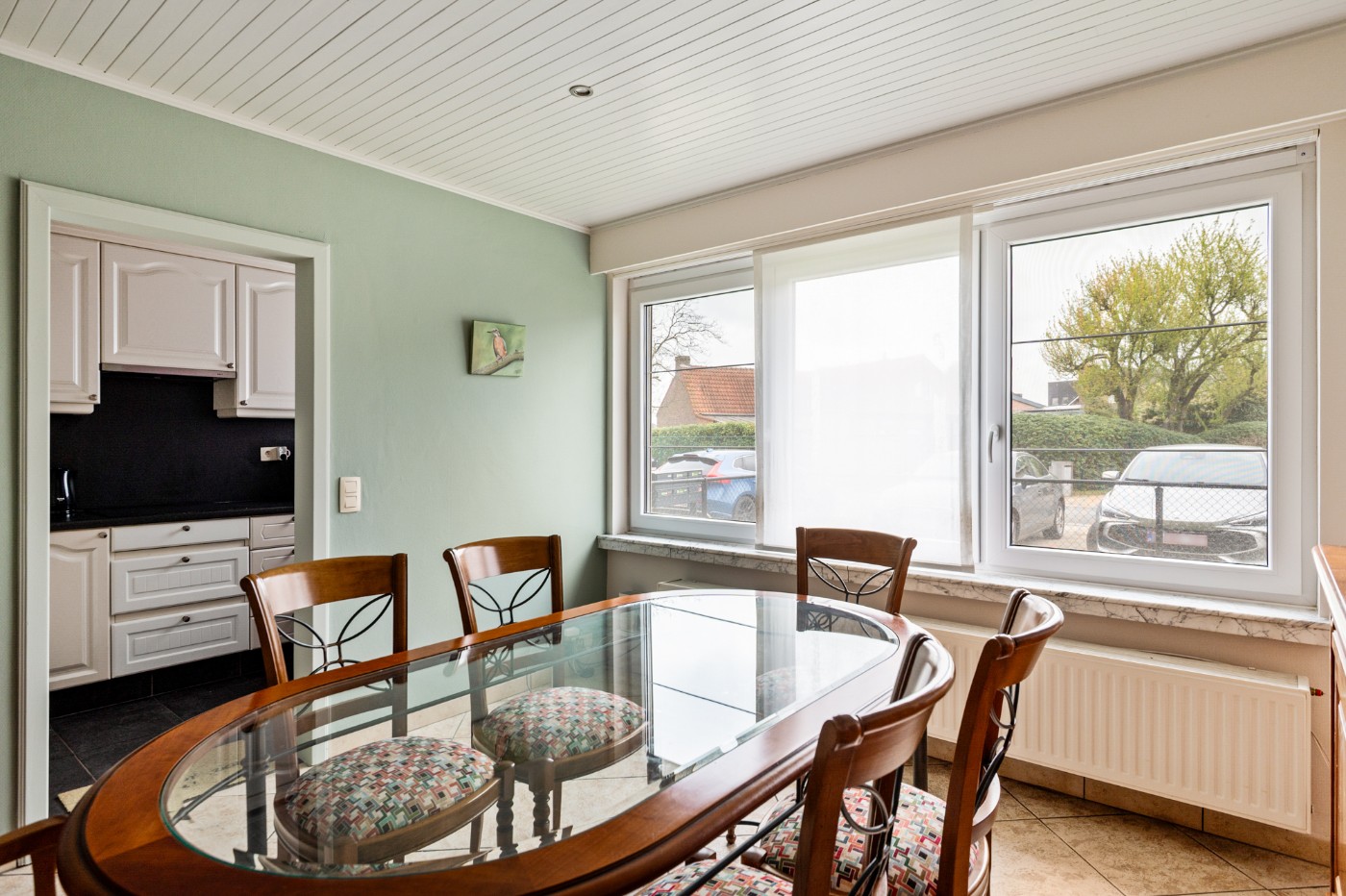 Keurig gelijkvloers appt. met 2 slpk., terras, voortuintje en garagebox - foto 4