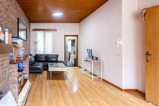 Deze woning geniet van een uitstekende ligging met een vlotte verbinding naar de belangrijkste invalswegen (A12, E19 en E17). Openbaar...