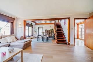 Villa 6 slaapkamers, tuin en dubbele garage.Samenstelling: inkomhal met apart toilet en vestiaire, ruime en lichte woonkamer van 42m2 die toegang...