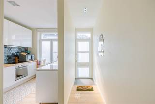 <p><span>GENT - Instapklare woning met drie slaapkamers en gezellig koertje in leuke buurt!</span></p><p><span> </span></p><p><span>Gelegen in de Muilaardstraat vindt u deze instapklare, lichtrijke woning met drie slaapkamers. Nabij invalswegen, openbaar vervoer met vlotte verbindingen richting centrum van Gent</span></p><p><span> </span></p><p><span>Troeven</span></p><ul><li><span>Moderne, gerenoveerde woning met drie slaapkamers</span></li><li><span>Sfeervolle koer</span></li><li><span>Grote droge kelder</span></li><li><span>Gunstig EPC,elektriciteit conform en geen asbest aanwezig</span></li><li><span>Ingemaakte kasten in de kamers</span></li><li><span>Ruime badkamer met ligbad en douche</span></li><li><span>Ideaal zowel als investering als eigen bewoning</span></li></ul><p><span> </span></p><p><span>Indeling:</span></p><p><span>De woning verwelkomt je in een lichtrijke inkomhal, aparte keuken voorzien van alle comfort, open en lichtrijke leefruimte met toegang tot het koertje. </span></p><p><span>Op de eerste verdieping bevindt zich de eerste slaapkamer met ingewerkte kasten en ruime badkamer met douche en bad. Daarnaast is er op het verdiep een apart toilet. </span></p><p><span>Op de tweede verdieping bevinden zich nog twee extra slaapkamers voorzien van airco en ingewerkte kast. </span></p><p><span> </span></p><p><span>Belangrijk: </span></p><p><span>EPC : 186kWh/m2 Jaar</span></p><p><span>Richtprijs: 445.000 euro</span></p><p><span> </span></p><p><span>Neem contact op met Axel Lenaerts Makelaars voor een bezoek: hannelore@axellenaerts.be of 09/245 24 24</span></p><p><span> </span></p>