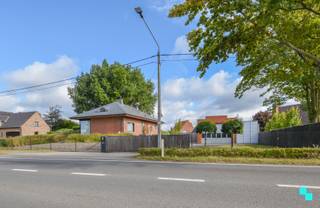 Ontdek deze goed onderhouden, alleenstaande eengezinswoning met magazijn op een ruim perceel van 1.600 m², genietende van een commerciële en...