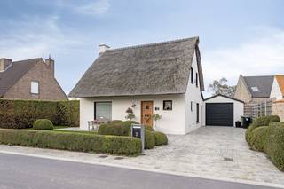 In een doodlopende straat (Sint-Ritastraat) bevindt zich dit sfeervol, vrijstaand huis, dat op een perceel van 775m² gebouwd werd. Deze...