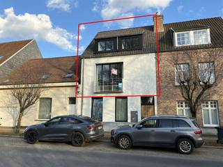 Spacious duplex apartment in the center 's-Gravenwezel * Ground floor: entrance hall with stairs to1st floor *1st floor: guest toilet, fitted...