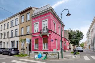 <p>Immo Pické biedt U deze ruime, gunstig gelegen en uitstekend onderhouden woning aan in Sint-Jans-Molenbeek, gelegen in de directe omgeving van winkels, openbaar vervoer, het station Brussel-West, scholen en belangrijke invalswegen. De woning bestaat op het gelijkvloers uit een inkomhal, een eerste woonkamer met eetplaats, een hal met vestiaire, een afzonderlijk toilet, een badkamer en een tweede woonkamer. Op de eerste verdieping bevinden zich een nachthal, twee slaapkamers (21 m² en 12 m²) en een ruime zolderberging (30 m²). Op de tweede verdieping vinden we een nachthal en nog twee extra slaapkamers (21 m² en 12 m²). Bovendien beschikt de woning over een zeer ruime kelder, waarin zich een keuken bevindt, evenals verschillende ruimtes die ideaal zijn als wasplaats en bergruimte. De woning is vrij van gebruik uiterlijk 2 maanden na akte. Indien u vragen heeft of een bezoek wenst, aarzel dan zeker niet om contact op te nemen met ons kantoor.</p>