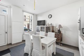 <p>ALTRO Vastgoed verkoopt - KIJKDAG woensdag 26/8 tussen 17u en 19u op afspraak.</p><p> </p><p>Op zoek naar een zorgeloze starterswoning, een kwalitatieve plek voor studerende kinderen, of een slimme en waardevaste investering? Deze charmante eengezinswoning combineert een hoogwaardige afwerking met een absolute droomligging op wandelafstand van het historische centrum van Gent.</p><p>De woning is ingedeeld als volgt: op het gelijkvloers: keuken met leefruimte, berging. Op de eerste verdieping: woonkamer en badkamer. Op de tweede verdieping: slaapkamer.</p><p> </p><p><strong>Troeven van de woning:</strong></p><ul><li><p><strong>100% Instapklaar:</strong> Volledig gerenoveerd met oog voor kwaliteit en een moderne uitstraling</p></li><li><p><strong>Energiezuinig:</strong> Toekomstgericht vernieuwd, wat garant staat voor lage energiekosten en optimaal comfort.</p></li><li><p><strong>Veelzijdig vastgoed:</strong> Perfect als starterswoning, pied-à-terre voor studerende kinderen of als directe opbrengsteigendom zonder renovatiezorgen.</p></li><li><p><strong>Uitstekende ligging:</strong> Op enkele stappen van het bruisende Gentse stadscentrum, winkels en openbaar vervoer.</p></li><li><p><strong>Vlotte bereikbaarheid:</strong> Zeer snel op weg dankzij de nabijheid van de belangrijkste invals- en verbindingswegen (E17, E40 en R4).</p></li></ul><p><strong>Verkoop via startprijs</strong> Deze eigendom wordt aangeboden aan startprijs.</p><p> </p><p>Wilt u deze instapklare parel op toplocatie zelf ontdekken? Neem vandaag nog contact met ons op voor een bezoek! Brigitte@altro-vastgoed.be</p><p> </p>