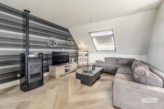Op zoek naar een ruim en instapklaar appartement op een toplocatie in Roeselare? Dan is deze verzorgde duplex van 108 m² zeker een bezoek waard. Gelegen in de bruisende stadskern geniet u hier van een uitstekende bereikbaarheid, winkels, horeca, scholen en het station op wandelafstand, terwijl u thuis geniet van rust, comfort en een aangenaam ruimtelijk gevoel.<br /><br />Via de inkomhal komt u terecht in de lichtrijke leefruimte waar de gezellige pelletkachel meteen voor extra sfeer zorgt. Dankzij de open indeling sluit de woonkamer naadloos aan op de volledig uitgeruste keuken, voorzien van alle nodige toestellen en een praktische ontbijthoek.<br /><br />Vanuit de leefruimte heeft u directe toegang tot het uitzonderlijk ruime terras, waar u in alle privacy kunt genieten van een ontbijt in de zon, een gezellige barbecue of een ontspannen avond met vrienden.<br /><br />Op de duplexverdieping bevinden zich twee volwaardige slaapkamers, waaronder een ruime master bedroom met ingemaakte kasten. De badkamer is uitgerust met zowel een ligbad als een aparte douche, aangevuld met een stijlvol badkamermeubel. Daarnaast beschikt het appartement over een praktische berging/wasruimte.<br /><br />Op heden is dit appartement verhuurd.<br /><br />Als extra troef beschikt u over een private garage, wat in het centrum van Roeselare een absolute meerwaarde is.<br /><br />Bent u op zoek naar een ruim appartement met veel wooncomfort, een groot terras én een garage op een centrale ligging? Contacteer Immo François vandaag nog voor een bezoek en ontdek zelf de troeven van deze eigendom.<br /><br />