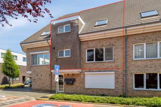 Deze instapklare duplex met 3 slaapkamers is gunstig gelegen in het centrum van Tessenderlo. Alle voorzieningen, zoals winkels, horecazaken, scholen en openbaar vervoer, bevinden zich op wandelafstand. De residentie is bovendien vlot bereikbaar, zowel vanuit de omliggende gemeenten als via de belangrijkste verbindingswegen.<br /><br />Indeling:<br />De duplex is gelegen op de eerste verdieping van residentie Dennenhof. Bij het betreden van het appartement komen we in de inkomhal met gastentoilet. Van hieruit is er toegang tot de lichtrijke woonkamer met aansluitend de uitgeruste keuken. De woonkamer geeft bovendien toegang tot een handige berging/wasplaats.<br /><br />Via de trap in de woonkamer bereiken we de tweede verdieping. Hier bevinden zich een apart toilet, 3 volwaardige slaapkamers en een badkamer, uitgerust met een ligbad en wastafel.<br /><br />Via een valtrap is de ruime zolder bereikbaar, ideaal als extra bergruimte.<br /><br />Verder beschikt het appartement over een overdekte autostaanplaats. Daarnaast zijn er in de straat voldoende parkeermogelijkheden.<br /><br />Extra troeven:<br />- Nieuwe gasketel wordt nog geplaatst<br />- Energiezuinig (EPC-label B)<br />- Gunstige centrale ligging<br />- 3 volwaardige slaapkamers<br /><br />Voor meer info of een bezoek contacteer ons via info@vastengoed.be of via 014/72 73 74.<br /><br />Wenst u een gratis schatting van uw eigendom? Contacteer ons via 014/72 73 74.
