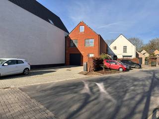 Moderne nieuwbouwwoning op een rustige locatie te Pulderbos.  Op de gelijkvloerse verdieping is de garage voorzien met wasplaats en een doorgang...