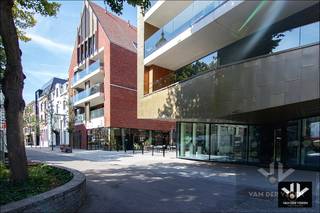 <strong><u>Nieuwbouw assistentiewoning met één slaapkamer op toplocatie in het centrum van Hasselt </u></strong><br /><br /><u><strong>TROEVEN:</strong></u><br />- Toplocatie pal in het centrum van Hasselt<br />- Veel privacy <br />- Ruim terras met uitzicht op het Groenplein  <br />- Mogelijkheid tot volledige assistentie mét extra services (bv. pedicure, kapper, kine, ...)<br />- Ondergrondse autostaanplaats kan worden aangekocht (€ 40.000,00) <br />- Kelderberging inbegrepen in de vraagprijs <br /><br />Nieuwbouwcomplex "Ursulinenhof" is een fantastisch geheel aan assistentiewoningen, pal in het centrum van Hasselt. Op de site waar vroeger het Vrij Technisch Instituut gelegen was, waar de nonnen van de Ursulinenorde lesgaven, werd in 2019-2020 een woningcomplex gerealiseerd waar zowel de oorspronkelijke charme werd behouden als aandacht besteed aan modern comfort en architectuur. Er werd voorzien in een 100-tal assistentiewoningen, een Grand Café, een heel gezellige binnentuin,  een kapsalon, kinesitherapie- en ergopraktijk, een schoonheidssalon, ... De bewoners van de assistentiewoningen kunnen in hun eigen residentie genieten van alle gewenst comfort. <br /><br />Vanop het Groenplein kijken we naar het rechtergebouw van Ursulinenhof, modern gehuld in een koperen jasje. Op de tweede verdieping vinden we deze assistentiewoning terug, met een ruim terras (+/- 12 m²) vanwaar je uitkijkt op het Groenplein. De ligging aan de voorzijde van het gebouw garandeert privacy, terwijl je gezellig kan uitkijken op het bruisende stadsleven. We komen de assistentiewoning binnen via de ruime inkomhal, die toegang geeft tot een open leefruimte met keuken. De keuken werd volledig uitgerust. Er is een ruime slaapkamer met ensuite badkamer voorzien, alsook een wasplaats. Extra bergruimte werd gecreëerd door een buitenberging op het terras te plaatsen, alsook dankzij de kelderberging die bij de assistentiewoning hoort. Dankzij de grote raampartijen in de leefruimte is het er heerlijk vertoeven met veel daglicht en een uitzicht dat continu in beweging is. <br /><br />Bij Ursulinenhof kan iedere bewoner gebruik maken een eersteklas "hotelservice": op maat van jouw noden kun je een zorgpakket aanvragen. Zo is er onder meer een oproepsysteem voor noodsituaties of zorgverlening, staat er 24/7 zorgpersoneel klaar, kunnen ze je helpen met administratie en kan je ervoor kiezen om maaltijden te laten leveren of huishoudelijke hulp in te schakelen. De mogelijkheden zijn talrijk. <br /><br />Een grote troef voor deze assistentiewoning is de ondergrondse parkeerplaats die bij de assistentiewoning kan worden aangekocht (€ 40.000,00). Zorgeloos parkeren in het midden van het stadscentrum, op een steenworp van je voordeur: dàt is comfortabel wonen. <br /><br />Ben je op zoek naar een mooie, moderne locatie om je zilveren jaren door te brengen? Zou je graag investeren in een assistentiewoning? Neem snel contact met ons op. 