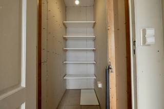 Deze leuke woning is gelegen op een perceel van meer dan twee are en biedt tal van mogelijkheden voor wie wil renoveren naar eigen smaak en stijl...