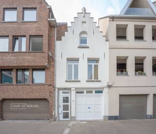 <span>Vlakbij het Falconplein vinden we deze unieke woning met volgende indeling: Ruime inkomhal met toegang tot de garage, langs hier betreden we ook de bureauruimte met airco waar tevens douche, toilet en lavabo zijn. Via het elektrische luik hebben we toegang tot de gerenoveerde (wijn)kelder. Langs de sierlijke draaitrap komen we op de ruime eerste verdieping volledig voorzien van massieve parketvloer, hier bevindt zich de woonkamer en moderne keuken (met terrasje) voorzien van hedendaags comfort. </span><br /><span>De 2e verdieping wordt volledig ingenomen door één ruime slaapkamer met ingemaakte kasten en ensuite douche, toilet en wasmeubel.</span><br /><span>Bijzonderheden: Elektriciteit conform - Inpandige garage - Centrale ligging - Asbestveilig!</span><br /><span>Woont u ook graag in hartje Antwerpen in dit historische pand voorzien van alle luxe? Contacteer ons dan voor een bezoek ter plaatse op</span><br /><span>03 568 03 03 of via info@vastgoed03.be</span>