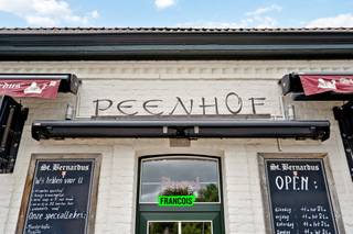 In het gezellige Westouter, dé toeristische trekpleister van Heuvelland, bevindt zich dit goeddraaiend café 't Peenhof. Deze eigendom met...