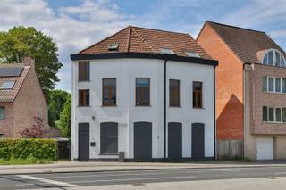 <p><span>Op een centrale en commerciële locatie te Edegem bieden wij u dit polyvalent eigendom aan bestaande uit een te renoveren handelsgelijkvloers (112m²) + kelder (60m²) en een ingericht duplex appartement (150m²) met 2 slaapkamers en een terras.</span></p><p><span>Het eigendom is gelegen op de hoek van de Mechelsesteenweg en de Boniverlei. De visibiliteit is een absolute troef. Ideaal voor iemand die wonen en werken wil combineren in hetzelfde pand.</span></p><p><span>In directe nabijheid vindt u winkels, scholen, verbindingswegen en openbaar vervoer.</span></p><p><span> </span></p><p><span>Het gebouw zelf dateert van circa 1930 en beschikt overal over dubbele beglazing met PVC schrijnwerk. De centrale verwarming verloopt op gas. De elektriciteit is niet conform aan de voorschriften van het AREI en vraagt dus nog enkele aanpassingen. Er werden op het dak (zuidkant) ook 14 zonnepanelen geïnstalleerd. Het eigendom kreeg het label "asbestveilig" na controle.</span></p><p><span> </span></p><p><span>Indeling:</span></p><p><span> </span></p><p><span>Op het gelijkvloers vinden we een volledig te renoveren handelijksgelijkvloers (112m²) dat tal van mogelijkheden biedt.</span></p><p><span>Het gelijkvloers is ook grotendeels onderkelderd.  </span></p><p><span>Aan de rechter zijkant van het gebouw is er een aparte toegang via het stukje tuin.</span></p><p><span> </span></p><p><span>Het duplex appartement bevindt zich op de eerste en tweede verdieping van het gebouw. Voor het appartement is er een aparte ingang voorzien.</span></p><p><span>Op de eerste verdieping vinden we een ingerichte keuken voorzien van alle comfort met aansluitend een wasplaats + apart toilet. Aangrenzend aan de keuken is er een terras met een uitstekende oriëntatie (west).</span></p><p><span>We lopen verder door en bereiken de ruime en lichte leefruimte op klassieke plancher. Hier is airco voorzien.</span></p><p><span> </span></p><p><span>Op de tweede verdieping zijn er twee volwaardige slaapkamers en een ingerichte badkamer met ligbad, aparte douche, een toilet en een badkamermeubel met dubbele lavabo en spiegel. De grootste slaapkamer beschikt eveneens over een airco.</span></p><p><span> </span></p><p><span>Graag som ik voor u nog even de troeven op van dit eigendom:</span></p><p><span> </span></p><ul><li><span>Polyvalent eigendom bestaande uit handelsgelijkvloers + duplex appartement</span></li><li><span>Centrale en commerciële locatie te Edegem</span></li><li><span>Volledig onderkelderd</span></li><li><span>Gelijkvloers naar eigen wensen in te richten</span></li></ul><p><span> </span></p><p><span>EPC 644 kWh/m² jaar (F-label) Renovatieverplichting is van toepassing</span></p><p><span>Stedenbouw op aanvraag</span></p><p><span>P-score A, G-score A</span></p><p><span> </span></p><p><span>Voor een bezoek ter plaatse kan u ons contacteren op het nummer 03 449 42 41 of mail ons via <span>hallo@habicom.be</span></span></p><p><span>De waarde van uw eigendom kennen ? Contacteer vrijblijvend onze habicom expert in uw buurt.</span></p><p><span> </span></p>