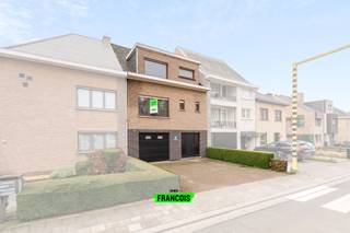 In het centrum van Zottegem, op wandelafstand van winkels, scholen en het station, bevindt zich deze bel-étagewoning op een ideale ligging voor...