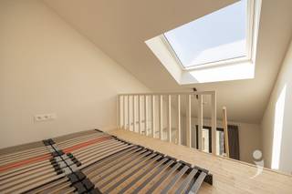 <p><span>Ontdek deze moderne studentenkamer in een kwalitatief vernieuwbouwproject, gelegen aan de Justus Lipsiusstraat in het hart van Leuven. Het gebouw werd grondig vernieuwd met duurzame materialen en afgewerkt met oog voor kwaliteit en comfort. </span></p><p><span>De kamer bevindt zich op de eerste verdieping en beschikt over een praktische mezzanine die de ruimte optimaal benut. Ze is uitgerust met een energiezuinige lucht-luchtwarmtepomp, die zowel voor verwarming in de winter als voor verkoeling in de zomer zorgt. De kamer wordt volledig bemeubeld verkocht en beschikt over een boxspring (140x200), bureau met stoel, ingebouwde kleerkast, gordijnen en een praktisch ontbijtblok met magnetron en koelkast. Daarnaast beschikt de kamer over eigen sanitair wat bijdraagt aan het comfort en de privacy.</span></p><p><span>In het gebouw bevindt zich een kwalitatief uitgeruste gemeenschappelijke keuken, voorzien van moderne toestellen waaronder een vaatwasser voor extra comfort. Deze gemeenschappelijke ruimte biedt studenten alle comfort om uitgebreid te koken en gezellig samen te eten. </span></p><p><span>Dankzij de centrale ligging bevinden campussen, winkels en horecazaken zich op wandelafstand. Dit maakt deze studentenkamer niet alleen een praktische uitvalsbasis voor studenten, maar ook een interessante investeringsopportuniteit.</span></p><p><span>Bovendien wordt de kamer gedurende drie jaar professioneel beheerd door het Team Rentmeester van Immo Livit. Deze dienstverlening is inbegrepen in de vraagprijs, waardoor u kunt investeren met extra gemoedsrust.</span></p><p><span>De foto's zijn afkomstig van referentiepanden en dienen ter illustratie van de afwerkingsgraad en de sfeer.</span></p><p><span>Oplevering voorzien begin 2027. </span></p><p><span>Interesse in een kwalitatieve studentenkamer op een top locatie? Contacteer ons via 016 15 31 15 of <span>info@immolivit.be</span></span><span>.</span></p><p><span> </span></p>