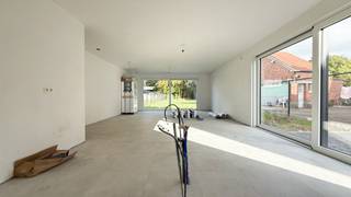 Elke zondag welkom op ons kantoor van 10u-12u voor meer info over de nieuwbouwprojecten! <br /><br />Bij ImmoFusion 7/7 “open huis” : klik op onze 3D-TOUR. Ervaar vastgoed alsof je er zelf doorloopt!<br /><br />In de Halstraat 113-2 te Heusden-Zolder vind je deze recente woning die perfect gelegen is voor wie rust wil combineren met een vlotte bereikbaarheid. Met een perceeloppervlakte van 4,94 are en een tuin die zich méér dan 50 meter diep uitstrekt, biedt deze woning heel wat mogelijkheden voor buitenleven, speelruimte en tuinliefhebbers.<br /><br />De woning bevindt zich in een casco+ staat, de vloer is reeds gelegd en dat je de verdere afwerking nog volledig naar eigen wens kan invullen. Dit geeft je de vrijheid om het interieur helemaal af te stemmen op je eigen stijl en voorkeuren.<br /><br />De ruime leefruimte baadt in natuurlijk licht en staat in verbinding met een keukenruimte die klaar is om uitgerust te worden. Aansluitingen voor onder andere een inductiekookplaat, pompbak en microgolfoven zijn voorzien. Via het schuifraam kom je terecht op het aangename terras van 27 vierkante meter – een fijne plek om te ontspannen of te genieten van een maaltijd in open lucht.<br /><br />Op de verdieping zijn er drie comfortabele slaapkamers en ruimte voor een badkamer. De hele woning is uitgerust met een ventilatiesysteem D, wat zorgt voor een constante en gezonde luchtcirculatie. Daarnaast werd op het gelijkvloers vloerverwarming geplaatst, wat het wooncomfort merkbaar verhoogt.<br /><br />Verwarming gebeurt via een duurzame warmtepomp, wat bijdraagt aan een energiezuinige en toekomstgerichte woonoplossing. Voor wie extra parkeergelegenheid wenst, is er een vergunning voorzien voor het plaatsen van een carport.<br /><br />________________________________________<br /><br />Pluspunten:<br />- Nieuwbouwwoning in casco+ afwerking (vloer voorzien)<br />- 3 slaapkamers<br />- Veel lichtinval in leefruimte<br />- Aansluitingen voor keuken met inductievuur, pompbak en microgolfoven<br />- Vloerverwarming op het gelijkvloers<br />- Energiezuinige warmtepomp<br />- Ventilatiesysteem D<br />- Terras van 27 m²<br />- Diepe tuin op een perceel van 4,94 are<br />- Vergund voor carport<br />- Rustige ligging met vlotte bereikbaarheid<br />- Grond aan 12% RR / constructie aan 21% btw<br />________________________________________<br /><br />Voor een bezichtiging of meer informatie, bel ons op 078/78.78.70 of spring gerust eens binnen in ons kantoor – je bent altijd welkom!