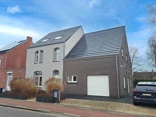 Deze instapklare gezinswoning is de perfecte match voor wie op zoek is naar ruimte, modern comfort en een energiezuinige toekomst. De woning werd...