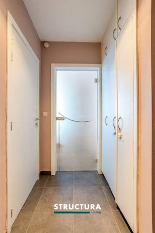 In hartje Merchtem bevindt zich dit duplexappartement met een bewoonbare oppervlakte van ca. 91 m². Dankzij de praktische indeling, twee terrassen en de energiezuinige EPC-score B vormt dit appartement de ideale woonst voor wie centraal wil wonen zonder in te boeten. Het appartement is gelegen in een verzorgd gebouw van 2004 met lift en geniet van een vlotte bereikbaarheid naar winkels, openbaar vervoer en andere voorzieningen.Indeling- Op de 3de verdieping bevindt zich de inkomhal met vestiaire, apart toilet en handige berging. Verder vindt u de lichtrijke leefruimte met open keuken, die uitgeeft op een terras.- De 4de verdieping omvat de nachthal, badkamer en twee slaapkamers, waarvan één toegang biedt tot een tweede West georiënteerd terras.- Garage met wateraansluiting en elektriciteit, verplicht bij aan te kopen aan €20.000. Karakteristieken- Energiezuinig – EPC-score B- Lift aanwezig in het gebouw- Vrij bij akte- Bestuursmaatregelen in het maatregelenregister: neeBent u op zoek naar een instapklaar appartement met een praktische indeling en een centrale ligging? Dan is dit duplexappartement zeker een bezoek waard. Contacteer ons vandaag nog voor meer informatie of een bezoek ter plaatse via 02 460 80 46 of info@structura.be