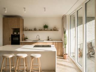 <strong>Luxueus 1-slaapkamerappartement met EPC A-score en zonnig terras aan de Nieuwe Dokken</strong><br /><br /><em>Voor meer informatie of bezoekaanvragen, mail naar info@carloeggermont.be</em><br /><br />Dit <strong>hoogwaardig afgewerkte nieuwbouwappartement</strong> maakt deel uit van een <strong>innovatief cohousingproject</strong> aan de <strong>Nieuwe Dokken</strong>, op <strong>wandelafstand van het centrum van Gent</strong> en met <strong>zicht op het water</strong> en het levendige Dok Noord.<br /><br />Het appartement is gelegen op de<strong> tweede verdieping</strong> en beschikt over een <strong>lichtrijke leefruimte met een high-end keuken met keukeneiland voorzien van al het hedendaags comfort</strong>. De <strong>slaapkamer sluit aan op een luxueuze badkamer</strong> met <strong>inloopdouche</strong>. Het ruime, <strong>zonnige terras</strong> biedt een <strong>open zicht op park, stad en water.</strong><br /><br />Het c<strong>ohousingconcept combineert comfortabel privéwonen</strong> met een uitgebreid <strong>aanbod aan gedeelde faciliteiten</strong>, waaronder een <strong>gemeenschappelijke leefruimte</strong> met volledig <strong>uitgeruste keuken</strong>, <strong>coworkingruimte</strong>, <strong>atelier</strong>, <strong>wasplaats</strong>, <strong>fietsenstalling</strong>, <strong>extra bergruimte</strong> en een indrukwekkende <strong>daktuin van ca. 400 m²</strong>. Deze voorzieningen creëren een <strong>sterke gemeenschapsbeleving</strong>, met <strong>behoud van privacy en rust.</strong><br /><br />Daarnaast is het appartement <strong>aangesloten op een warmtenet</strong> en scoort het uitzonderlijk op vlak van <strong>energiezuinigheid</strong> met een<strong> EPC A – 32 kWh/m²/jaar</strong>.<br /><br /><strong>Een uniek en toekomstgericht woonaanbod op een absolute toplocatie in Gent.</strong><br /><br /><em>Voor meer info of bezoekaanvragen, mail naar info@carloeggermont.be<br />VERKOOP ONDER REGISTRATIERECHTEN</em>