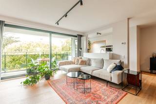 <p><span>OMGEVING<br />Wonen op de Fruithoflaan betekent genieten van een aangename woonomgeving met alle dagelijkse voorzieningen binnen handbereik. Supermarkten, bakkers, speciaalzaken, horecazaken en openbaar vervoer bevinden zich op wandelafstand. Bovendien zorgen de vlotte verbindingen naar de belangrijkste in- en uitvalswegen ervoor dat je je snel en gemakkelijk kunt verplaatsen.</span></p><p><span>INDELING<br />Dit instapklare appartement werd in 2019 volledig en hoogwaardig gerenoveerd en combineert een praktische indeling met een aangename lichtinval. Bij het binnenkomen word je verwelkomd in de inkomhal, voorzien van een vestiairekast en een apart gastentoilet. Daarnaast biedt een praktische berging, met aansluitingen voor wasmachine en droogkast, extra comfort en opbergruimte. De ruime woon- en eetkamer vormt het hart van het appartement. De warme parketvloer zorgt voor een stijlvolle, huiselijke uitstraling, terwijl de grote raampartijen de ruimte baden in natuurlijk licht. Aansluitend bevindt zich de volledig geïnstalleerde keuken, uitgerust met een kookplaat, dampkap, combi-oven, koelkast met vriesvak en spoelbak. Een aangename plek waar koken en gezellig samenzijn vanzelf samenkomen. Verder beschikt het appartement over twee volwaardige slaapkamers van 13 m² en 17m², beide gelegen aan de rustige achterzijde. Vanuit elke slaapkamer heb je rechtstreeks toegang tot het achterliggende terras, een fijne plek om in alle rust van de buitenlucht en de zon te genieten. De badkamer is verzorgd ingericht met een douche, handdoekdroger en een elegante marmeren wastafel met dubbele lavabo. Ook buitenruimte ontbreekt hier niet. Het terras aan de voorzijde biedt een mooi uitzicht op het groen en laat je genieten van de avondzon. Het terras aan de achterzijde vormt dan weer een rustige plek voor een ontspannen ochtend of een zonnig moment doorheen de dag. Het appartement beschikt bovendien over een privatieve kelderberging.</span></p><p><span>Een ruime, overdekte ondergrondse autostaanplaats is optioneel aan te kopen voor €19.000.</span></p><p><span>De gemeenschappelijke kosten bedragen €265/maand en omvatten eigen gebruik water en verwarming, het onderhoud van de gemeenschappelijke delen en de voortuin, de lift, de elektriciteit van de gemeenschappelijke delen, de blokpolis en de syndicuskosten.</span></p><p><span>TROEVEN<br />- Volledig gerenoveerd in 2019<br />- Energiezuinig: EPC-label B (121 KWh/m² jaar) - hr-glas – veiligheidsdeur<br />- Buitenruimte: 2 terrassen<br />- Kelderberging en grote overdekte autostaanplaats</span></p>