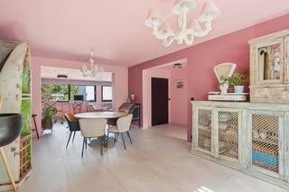 <p>Deze verzorgde halfopen bebouwing in Dendermonde heeft heel wat te bieden voor wie op zoek is naar een praktische en ruime gezinswoning met extra mogelijkheden.</p><p> </p><p>Op het gelijkvloers beschik je over een ruime woonkamer met eetruimte en een mooi geïnstalleerde keuken. De aparte berging kan bovendien perfect ingericht worden als thuisbureau. Daarnaast is er een badkamer met ligbad en dubbele wastafel. Een gedeelte van de garage werd slim benut als bijkomende bergruimte.</p><p> </p><p>Op de eerste verdieping bevinden zich vier volwaardige slaapkamers en een ruime, stijlvol afgewerkte badkamer met inloopdouche.</p><p> </p><p>Achteraan geniet je van een mooie tuin met als absolute extra troef het ruime bijgebouw. Dit biedt heel wat mogelijkheden voor wie van thuis uit werkt, een zelfstandige activiteit heeft, een atelier zoekt of simpelweg extra ruimte nodig heeft voor een hobby.</p><p> </p><p>Ook de ligging is een sterke troef: rustig en groen wonen, terwijl het centrum van Dendermonde en belangrijke verbindingswegen vlot bereikbaar zijn.</p><p> </p><p>De woning beschikt ook over een zeer gunstig EPC-label B en is volledig asbestvrij.</p><p> </p><p>Een praktische, verzorgde woning met vier slaapkamers, twee badkamers, een bureau, tuin en een veelzijdig bijgebouw.</p>