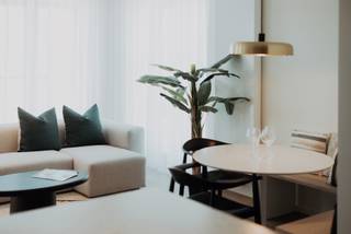 Téléphone : 02 318 18 08 - Karson fait partie du programme Courtyard III situé dans le quartier prisé de Tour et Taxis. Cet endroit emblématique de Bruxelles rassemble le meilleur de la ville dans un cadre paisible et verdoyant. Profitez d'appartements spacieux et confortables aux prestations de standing.<br />Le bâtiment Karson a été inspiré par la riche architecture bruxelloise du XIXè siècle se caractérise par une forte influence Art Deco. Sa Façade en faience verte donne directement sur les jardins du projet, offrant de belles vue bien orientées depuis les terrasses des différents appartements. <br />Un bâtiment hors du commun dans un quartier unique. <br />Karson propose également d'excellentes prestations énergétique, grâce à une excellente isolation murale , son triple vitrage ou encore ses panneaux solaire individuels. <br /><br />Ne manquez pas cette opportunité!