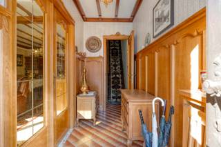 Deze ruime, op te frissen gezinswoning is centraal doch rustig gelegen in de Schoolstraat te Meerhout. U geniet hier van een vlotte verbinding naar het centrum van Meerhout, de omliggende gemeenten en de verbindingswegen.<br /><br />Via de inkomhal betreedt u de leefruimte, die dankzij de raampartijen geniet van een aangename, natuurlijke lichtinval. Aansluitend bevindt zich de aparte keuken. De indeling van het gelijkvloers is praktisch en biedt tal van mogelijkheden om de ruimtes naar eigen smaak en moderne standaarden te herinrichten.<br /><br />Verder vindt u op het gelijkvloers een handige wasplaats/berging en een gastentoilet. De aanwezigheid van een kelder zorgt bovendien voor de nodige extra stockageruimte.<br /><br />via de trap in de inkomhal komen we op veridpeing 1, waar de nachthal toegang geeft tot de 3 slaapkamers en de badkamer. Met een bruto bewoonbare oppervlakte van ruim 20 m² biedt deze woning opmerkelijk veel ruimte voor een groot gezin of voor wie nood heeft aan extra ruimte.<br /><br />De woning is voorzien van een ruime garage achteraan die tevens toegang biedt tot ruime publieke parking achter de tuin.<br /><br />EPC Label D (345 kWh/m² jaar)