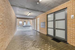 Op zoek naar een waardevaste investering? In de Stationsdreef te Roeselare bieden wij een uitstekend onderhouden appartementsgebouw aan, bestaande uit 6 ruime en kwaliteitsvolle woonunits. Dit pand is tot in de puntjes verzorgd en verkeert in uitstekende staat – ideaal voor wie op zoek is naar zorgeloos vastgoedbeheer.Samenstelling van het gebouw:Gelijkvloers: één appartement met 2 slaapkamers1ste verdieping: twee appartementen met telkens 2 slaapkamers2de verdieping: twee appartementen met telkens 2 slaapkamers3de verdieping: een ruime penthouseDaarnaast beschikt het gebouw over 7 garages en 6 private bergingen.Alle entiteiten zijn momenteel volledig verhuurd, wat zorgt voor directe opbrengst en een solide rendement.Het pand wordt verkocht onder aandelen.Interesse of meer info gewenst?Neem gerust contact op met onze beleggingsadviseur. Wij helpen je graag verder met alle details en begeleiden je in deze rendabele investering.