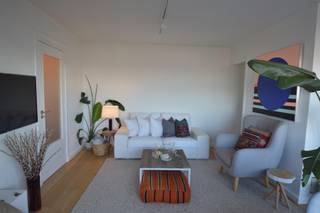 Prachtig recent <strong>gerenoveerd</strong> <strong>1 slaapkamer</strong> appartement met <strong>ruim ZW terras en prachtige uitzichten</strong>. <br /><br />Indeling: Inkomhal met ruime opbergkast. Volledig geïnstalleerde open keuken met een lichte leefruimte. 1 slaapkamer die samen met de leefruimte grenst aan het ruime zonneteras. Achteraan een badkamer met inloopdouche en toilet.<br /><br />Extra: <br /><br />-Wasmachine en droogkast inbegrepen. <br />-<strong>Kelderberging</strong> aanwezig <br />- €100 gemeenschappelijke kosten inclusief provisie voor water en verwarming