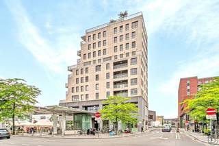 TOPGELEGEN APPARTEMENT met 2 slaapkamers en leuk ZONNETERRAS met mooi ZICHT op groen en op de Veemarkt. Gelegen pal in het CENTRUM van KORTRIJK in...