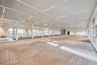 Deze high-end kantoren van<strong> </strong>335 m² bevinden zich op de gelijkvloerse verdieping van een prestigieus kantoorgebouw en combineren een uitstekende ligging met een luxueuze afwerking.<br />De locatie is ideaal: vlak bij afrit 1 (Ledeberg) van de <strong>E17</strong>, op korte afstand van de Gentse stadsring (R40) en slechts 2 kilometer van <strong>station Gent-Sint-Pieters</strong>. De casco kantoorruimte kan nog volledig naar wens worden ingericht.<br /><br />De kantoren zijn onmiddellijk beschikbaar en klaar om uw onderneming te huisvesten.<br /><br />Neem vandaag nog contact op met<strong> PANORAMA B2B </strong>voor meer informatie of om een vrijblijvend plaatsbezoek in te plannen. Wij zijn bereikbaar op <strong>09 225 09 02</strong>.