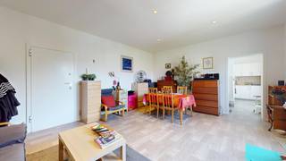 In the Plasky district, on the pretty Griottiers square, 5BRICKS offers this bright flat on the 2nd floor of a small building built in 1910.<br />With a surface area of 67 m² (according to PEB), it comprises a very bright living room, a super-equipped kitchen, a large bedroom and a shower room with WC.<br />Low common charges. Electrical installation compliant.<br />Close to all amenities: transport, shops, supermarkets, restaurants, parks, etc.