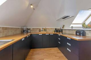 In residentie "De Dekenij" (herenhuis met uitstraling) bevindt zich dit instapklaar hoek appartement (78m² bewoonbare oppervlakte, EPC 179, conforme elektrische keuring, asbestveilig) te koop met 2 slaapkamers, balkon en ruime autostaanplaats. Langs de Stationsstraat te Maldegem geniet men van een uitstekende locatie vlakbij openbaar vervoer, buurtwinkels, scholen, sportcentrum en een vlotte verbinding richting Brugge, Knokke, Aalter, Eeklo...<br />Indeling:<br />Tweede verdieping (78m² bewoonbare oppervlakte):<br />- Inkomhal met gastentoilet;<br />- lichtrijke woonkamer met ingerichte leefkeuken voorzien van oven, koelkast, vaatwasser, keramische kookplaat, dampkap en tal van kasten;<br />- berging met aansluiting voor wasmachine, CV-installatie;<br />- badkamer voorzien van ligbad met douchemogelijkheid en lavabo in meubel;<br />- slaapkamer 1; <br />- mezzanine / slaapkamer 2.<br />Gelijkvloers:<br />- Ruime autostaanplaats.