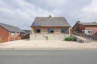 Vrijstaande woning op een gegeerde locatie in Pelt te koop!<br /><br />Troeven:<br />- Vrijstaande woning<br />- Geen renovatieverplichting, nieuwe ramen (driedubbel glas) en gasketel van 2012<br />- Alles gelijkvloers + uitbreiding naar verdiep mogelijk<br />- Reeds 3 slaapkamers<br />- Badkamer gerenoveerd<br />- Ruime kelder<br /><br />Deze woning is volledig ingericht gelijkvloers. Zo is er vanuit de inkomhal toegang tot de keuken, eetkamer en leefruimte. De leefruimte is voorzien van een mooie houtkachel en heeft nog een extra bureau/zithoek. Vanuit hier is er toegang tot de volledig vernieuwde badkamer met ruime douche, ligbad en badmeubel met dubbele lavabo. <br />Verder vinden we vervolgens nog drie slaapkamers en een apart toilet terug. <br />Ook is er een vaste trap naar de kelder die directe toegang heeft naar de tuin. In de kelder vinden we de verwarmingsinstallatie op gas terug alsook de zonneboiler.<br /><br />Vanuit de inkomhal is er een mogelijk om een vaste trap te plaatsen richting de bovenverdieping. Dit is momenteel een onafgewerkte zolder die enorm veel potentieel geeft voor het uitbreiden van deze woning naar een woning met eventueel 5 slaapkamers en 2 badkamers. Uiteraard kan deze ruimte ook blijven fungeren als opbergzolder.<br /><br />In de tuin vinden we nog een carport en garage terug. Ook is er nog een tuinhuis dat momenteel dient als houtopslagplaats. <br /><br />Ben jij op zoek naar een woning die instapklaar is en nog aangepast kan worden naar jouw wensen?<br />Contacteer ons snel op 011 55 64 00 of info@vastgoedfransen.be.