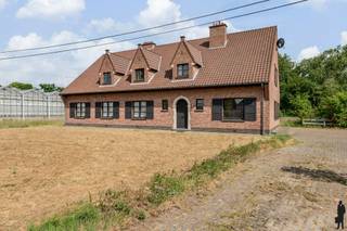 Prachtig gelegen villa met 6 slk en 2 badk op een perceel van 11.641 m².Algemeen:- Kwalitatief gebouwde villa met tal van mogelijkheden- Unieke...