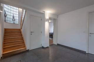<p><strong>Instapklare gezinswoning met garage, 5 à 6 slaapkamers, ruimte vrij beroep en mooie tuin.</strong></p><p>Deze ruime woning biedt een praktische indeling en tal van mogelijkheden, ideaal voor grote gezinnen of wie op zoek is naar veel leefruimte.<br />Gelegen helemaal op het einde van een doodlopende straat, geniet deze eigendom van een bijzonder rustige ligging. Tegelijk bevindt u zich vlak bij tal van voorzieningen, waaronder Regina Caeli (kleuter-, basis- en middelbaar onderwijs), winkels, de Chiro, het zwembad van Dilbeek, Jeugdhuis Oosthoek en verschillende belangrijke invalswegen.</p><p>Op het <strong>gelijkvloers</strong> bevindt zich de inkomhal met toegang tot een ruime garage, een grote berging en een polyvalente ruimte. Deze ruimte is ideaal als extra slaapkamer, praktijkruimte, bureauruimte of onstpanningsruimte. Verder bevindt zich op dit niveau een afzonderlijk toilet, een extra douche, evenals aansluitingen en ruimte voor wasmachine en droogkast. De tuin is eenvoudig bereikbaar zowel via het gelijkvloers, als via het terras op de verdieping.</p><p>De <strong>eerste verdieping </strong>vormt het centrale leefgedeelte van de woning. Hier vindt u een ruime en lichtrijke leefruimte en een recente, volledig uitgeruste keuken die aansluit op de eetruimte. Verder is er een tussensas met apart toilet. Via de keuken kom je terecht op het zonnige terras en de mooi aangelegde tuin.</p><p>Op de <strong>tweede verdieping</strong> bevinden zich 5 comfortabele slaapkamers en een vernieuwde badkamer, uitgerust met een ligbad, douche en dubbele wastafel.<br />De <strong>zolderverdieping</strong> is toegankelijk via één van de slaapkamers en kan perfect dienen als extra slaapkamer, hobbyruimte of bureau.</p><p>Buiten geniet u van een mooie tuin met een sfeervol buitenhuis waarin zich een overdekt terras, sauna en tuinberging bevinden. Ideaal om het hele jaar door te ontspannen.</p><p><strong>Troeven van deze woning:</strong></p><ul><li><p>Rustige ligging in een doodlopende straat nabij scholen, winkels, recreatie en autostrade</p></li><li><p>Praktijkruimte / extra slaapkamer / burearuimte / hobbykamer op de gelijkvloers aanwezig</p></li><li><p>Garage en meerdere bergruimtes</p></li><li><p>Mooie tuin met tuinhuis en sauna</p></li><li><p>Gunstig EPC (C-label)</p></li></ul><p><strong>Interesse?</strong> Plan eenvoudig uw bezoek via de website: www.living-stone.be</p>
