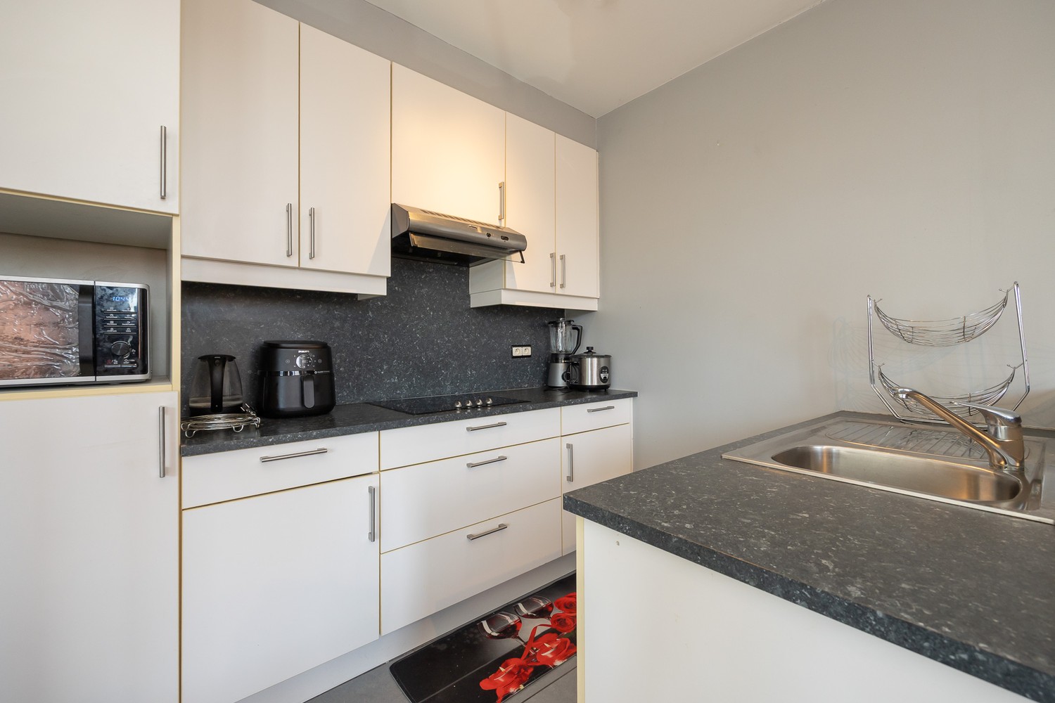 Centraal gelegen 1-slaapkamerappartement op tweede verdieping van een klein gebouw - photo 4