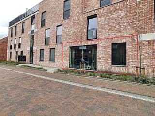 Dit appartement op de gelijkvloerse verdieping gelegen te Loenhout heeft volgende kenmerken:Indeling:- inkomhal (ca. 5m²) met gastentoilet...