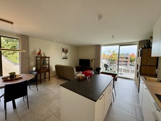 --01/01/2026 beschikbaar -- 

Modern en Uiterst-Energiezuinig Wonen in het Centrum van Beerse!
Droomt u van wonen op een goede locatie zonder zorgen over uw energiefactuur? Dit recent, modern en uiterst energiezuinig appartement bevindt zich pal aan de dorpskern van Beerse, waardoor u winkels en alle voorzieningen letterlijk op wandelafstand vindt. Comfort, efficiëntie en locatie komen hier perfect samen.

Lichtrijk Leven met Zonnige Luxe 
Gelegen op de tweede verdieping, bereikbaar met een vlotte lift, treft men in dit appartement een aangename en lichtrijke leefruimte aan. De open indeling verbindt naadloos de salonhoek, de eetplaats en de leefkeuken. Deze is compleet uitgerust met moderne inbouwtoestellen (combi-oven, vaatwasser, inductievuur, dampkap en koelkast).
De leefruimte geeft toegang tot een mooi terras aan de achterzijde, dat via een groot schuifraam bereikbaar is. Geniet hier van het buitenleven in alle comfort, dankzij de reeds aanwezige elektrisch bedienbare zonneluifel.

Optimaal Energiecomfort (Warmtepomp &amp; Airco) 
Dit appartement is gebouwd met het oog op de toekomst en biedt een uitstekend woonklimaat. De verwarming verloopt via een zuinige warmtepomp en vloerverwarming, gekoppeld aan eigen zonnepanelen. Bovendien is er zowel in de leefruimte als in beide slaapkamers airconditioning aanwezig, wat in elk seizoen zorgt voor optimaal comfort. U bent verzekerd van lage maandelijkse energiekosten!
Praktisch en Compleet 
Via de gang bereikt u de twee comfortabele slaapkamers, het apart toilet en de moderne badkamer, ingericht met een lavabomeubel, inloopdouche en handdoekradiator. Vlak naast de keuken bevindt zich een erg ruime berging voor voorraad en wasapparatuur.

Eigen Garagebox Inbegrepen 
Achteraan het fraai aangelegde perceel beschikt u over een eigen, ruime garagebox, uitgerust met verlichting, stopcontact en een elektrische sectionaalpoort – een onmisbare troef in het centrum!

Bent u op zoek naar een instapklaar en energiebewust appartement met alle luxe en comfort in het hart van Beerse? Contacteer ARES vastgoed- &amp; landmeetbureau te Beerse vrijblijvend voor meer informatie!
