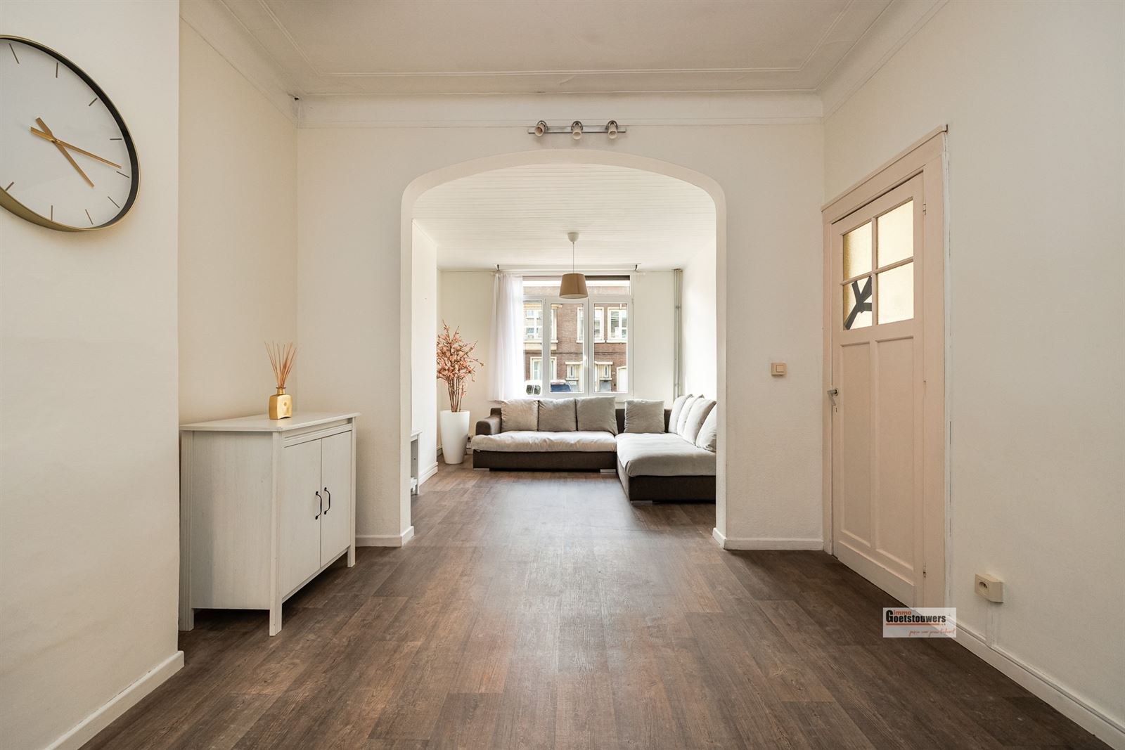 Rijwoning met 4 slaapkamers en koer  - foto 2