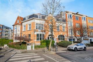 Located on the first floor of a characterful building with remarkable architectural appeal, this versatile space of approximately 95 m²...