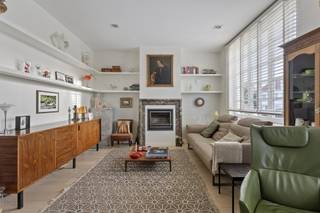 Welkom bij deze prachtige villa gelegen in het hart van Wemmel! Deze volledig gerenoveerde woning uit 2016 zal zeker indruk maken met zijn gezellige interieur en charmante uitstralingBij binnenkomst wordt u verwelkomd in de inkomhal met ingebouwde vestiaire en wc. De leefruimte is voorzien van een zithoek en eetkamer; een cassette haard op hout zorgt voor extra sfeer en gezelligheid. De open keuken is volledig uitgerust en beschikt over een berging. Via de leefruimte en de keuken heeft u toegang tot de mooie tuin met groot houten terras. Op de bovenverdieping zijn er 2 slaapkamers, waarvan één met een prachtige dressing. Er is ook een derde kamer van 7m² en een badkamer met bad en douche. De zolder en kelder bieden extra opslagruimte.De villa beschikt over een grote garage die dienst kan doen als atelier en er zijn nog 4 parkeerplaatsen op de oprit. De woning is ook voorzien van een alarm en de elektriciteit is conform.Wemmel is een zeer gewilde locatie met gemakkelijke toegang tot het centrum van Brussel en de internationale luchthaven van Zaventem. Deze villa biedt een perfecte combinatie van comfort en stijl, en is klaar om uw nieuwe thuis te worden. Aarzel niet en plan een bezoek vandaag nog via 02 460 80 46 of info@strutura.be