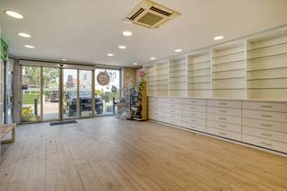 Le long de la Bossuytlaan à Assebroek, nous trouvons cet intéressant immeuble de placement à vendre, une combinaison idéale de vie...