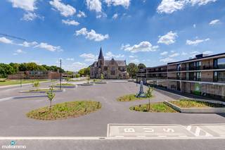 ZEER RUIM ENERGIEZUINIG APPARTEMENT MET 3 SLAAPKAMERS MET PARKEERPLAATS IN HET CENTRUM VAN AS<br /><br />*** Bekijkt U dit appartement via een aanverwante website? Surf dan naar https://matisimmo.be/nl/aanbod/4408980/appartement-te-koop-in-3665-as en klik op volgende link voor het INTERACTIEF GRONDPLAN: https://grondplan.matisimmo.be/grondplan/?map=AsDorpsstraat72bus3 ***<br /><br />Dit zeer ruime appartement vinden we terug aan de Dorpsstraat 72/3 te As en is gelegen pal in het centrum tegenover de nieuwe gemeentelijke bibliotheek. Dankzij deze centrale ligging zijn alle voorzieningen binnen handbereik gelegen. Tevens ligt er een bushalte voor de deur waardoor u makkelijk een uitstap naar o.a. Genk kan maken. Ook de op- en afrit van de autostrade E314 is gelegen op minder dan 5 minuten rijden waardoor omliggende steden vlot bereikbaar zijn.<br /><br />Recent werd een volledig nieuwe straat met nieuwe riolering en nutsvoorzieningen aangelegd zodat u hier in alle rust van het vernieuwde centrum kan genieten. Er is een inrit voor de wagen naar de garage en autostaanplaats via de achterliggende Nieuwstraat.<br /><br />Het appartement werd afgewerkt met kwalitatieve materialen en met het oog op comfort. Zo zijn er elektrische rolluiken aanwezig en is er airco voorzien in de leefruimte en in de master bedroom.<br /><br />Het appartement is gelegen op de tweede en bovenste verdieping en is bereikbaar via de lift. We betreden het appartement via de inkomhal met toilet die toegang geeft aan de ruime woonkamer met zit- en eetgedeelte. Vanuit de woonkamer is er rechtstreeks toegang naar de twee terrassen en tot de uitgeruste keuken met aansluitend de berging voorzien van inbouwkasten. Verder is het appartement voorzien van drie ruime slaapkamers, een praktische wasplaats en de badkamer. De badkamer is voorzien van een bubbelbad, douche en dubbele lavabo.<br /><br />Verder beschikt het appartement over 2 ruime kelderbergingen alsook een autostaanplaats aan de achterzijde van het gebouw. <br /><br />Optioneel kan er een grote privatieve zolderruimte van circa 70m2 die apart toegankelijk is via de traphal aangekocht worden. Deze zolder biedt diverse mogelijkheden zoals een ontspannings- of hobbyruimte, speelzolder,... of als extra bergruimte.<br />Dit geldt eveneens voor de garage, deze kan ook optioneel aangekocht worden.<br /><br />Het appartement is gezien de ligging ook uitermate geschikt voor verhuur en zou mogelijks omgevormd kunnen worden tot 2 duplexappartementen.<br /><br />De vermelde woonoppervlakte is steeds de bruikbare vloeroppervlakte overgenomen uit het EPC-verslag.<br /><br />Wilt u dit ruime appartement in het centrum van As graag bezichtigingen? Contacteer ons dan vrijblijvend via 089/44 00 00 of info@matisimmo.be.