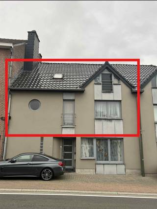 Rustig gelegen duplex appartement in centrum Herne, op wandelafstand van het station, bestaande uit een inkomhal met vestiaire en toilet, berging/wasplaats, een grote leefruimte met toegang tot een zonneterras mat prachtig zicht op groen en een ingerichte keuken. Op de dakverdieping: 2(3) slaapkamers en de badkamer. Staanplaats een buitenberging beschikbaar. Voor meer info of bezoek: contacteer Sophie 0496/71.50.59