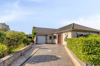 <p><span>Ruime vrijstaande bungalow op uitzonderlijk perceel van 789 m² met prachtige tuin.</span></p><p><span> </span></p><p><span>Bent u op zoek naar een renovatieproject met een degelijke basis en tal van mogelijkheden? Dan is deze vrijstaande bungalow aan de Merellaan 56 in Zelzate beslist een bezoek waard.</span></p><p><span> </span></p><p><span>Deze woning uit 1972 is gelegen op een uitzonderlijk perceel van maar liefst 789 m², één van de grootste percelen in de wijk. Ze werd steeds met de grootste zorg onderhouden en vormt de ideale basis om een eigentijdse gezinswoning te creëren, volledig volgens uw eigen smaak.</span></p><p><span> </span></p><p><span>De praktische gelijkvloerse indeling omvat een lichtrijke leefruimte, een grote keuken, drie volwaardige slaapkamers, een badkamer en een inpandige garage.</span></p><p><span>Een absolute meerwaarde is de</span><span> sterke relatie tussen de woning en de tuin</span><span>. Vanuit de verschillende ruimtes geniet u van een prachtig uitzicht op de rijkelijk aangeplante tuin. Deze groene omgeving zorgt het hele jaar door voor een bijzonder rustige en aangename woonbeleving.</span></p><p><span> </span></p><p><span>Ook de ligging is een grote meerwaarde. De woning bevindt zich in de rustige en residentiële </span><span>woonwijk Vogelzang, aan het einde van een doodlopende straat</span><span>. Tegelijk geniet u van een vlotte bereikbaarheid dankzij de nabijheid van de R4, E34, scholen, winkels en openbaar vervoer.</span></p><p><span> </span></p><p><span>Met een </span><span>EPC-label F </span><span>geldt voor deze woning de wettelijke renovatieverplichting. Dat biedt meteen de ideale kans om de woning volledig te moderniseren en energiezuinig te maken. Dankzij de degelijke constructie, de ruime perceelsoppervlakte en de praktische indeling beschikt deze bungalow over een uitstekende basis voor een geslaagd renovatieproject.</span></p><p><span> </span></p><p><span>Troeven</span></p><ul><li><span>Vrijstaande bungalow op een perceel van 789 m² </span></li><li><span>Eén van de grootste percelen van de wijk </span></li><li><span>3 slaapkamers </span></li><li><span>Inpandige garage en verharde oprit</span></li><li><span>Prachtig, volledig aangeplante tuin</span></li><li><span>Unieke tuinbeleving met vanuit elke ruimte zicht op het groen </span></li><li><span>Rustige ligging aan het einde van een doodlopende straat</span></li><li><span>Bouwjaar 1972 </span></li><li><span>Volledig te renoveren tot uw droomwoning </span></li><li><span>EPC-label F </span></li><li><span>Nabij scholen, winkels en openbaar vervoer</span></li><li><span>Vlotte verbinding naar de E34, R4 en omliggende gemeenten</span></li></ul><p><span> </span></p><p><span>KORTOM: een woning met een uitzonderlijk groot perceel, een prachtige tuin, op een degelijke basis gebouwd en met alle mogelijkheden om er uw droomwoning van te maken.</span></p><p><span> </span></p><p><span>Klik op de virtuele 360 rondleiding en loop alvast even doorheen de woning. </span></p><p><span> </span></p><p><span>Interesse? Bel 0471/200.189 of mail bellina@maximm.be.</span></p>