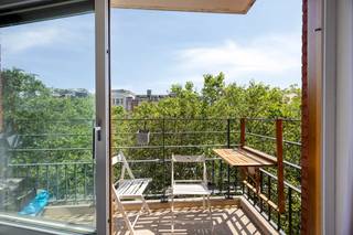 Op zoek naar de perfecte vastgoedinvestering of uw eigen stadsoase in Brussel? Ontdek dit lichtrijke 1-kamer appartement aan de Diksmuidelaan 2. Gelegen op een absolute toplocatie, op wandelafstand van de bruisende Sint-Katelijne wijk.<br /><br />Leven in een Boomhut aan het Kanaal<br />Dit instapklare appartement bevindt zich op de vijfde verdieping. Zodra u in het salon zit, ervaart u een uniek "boomhut"-gevoel midden in de stad, met een prachtig uitzicht op het water!<br /><br />De doordachte indeling omvat:<br /><br />Inkomhal die u verwelkomt in de woning.<br /><br />Ruime leefruimte met keuken, badend in het licht en met directe toegang tot het schitterende terras met kanaalzicht.<br /><br />Grote, aparte slaapkamer voor optimale privacy en rust.<br /><br />Badkamer voorzien van een comfortabel bad/douche.<br /><br />Ideale Investering of Eigen Woonst<br />Het gebouw is voorzien van uitstekende faciliteiten, waaronder een indrukwekkend grote fietsenberging en een handig gemeenschappelijk wassalon.<br /><br />Dit pand is maar liefst tien jaar onophoudelijk verhuurd geweest. Dit bewijst dat het een uiterst veilige en rendabele investering is, al is het evengoed de perfecte uitvalsbasis om er zelf te wonen. De huidige huurder verlaat het appartement, waardoor het binnenkort volledig vrij en beschikbaar is.<br /><br />Mis deze zeldzame kans op een appartement met kanaalzicht niet. Neem vandaag nog contact op voor een bezoek!<br /><br />Vaïk Géczy<br />+32 456 72 15 89 <br />vaik.geczy@dewaele.com